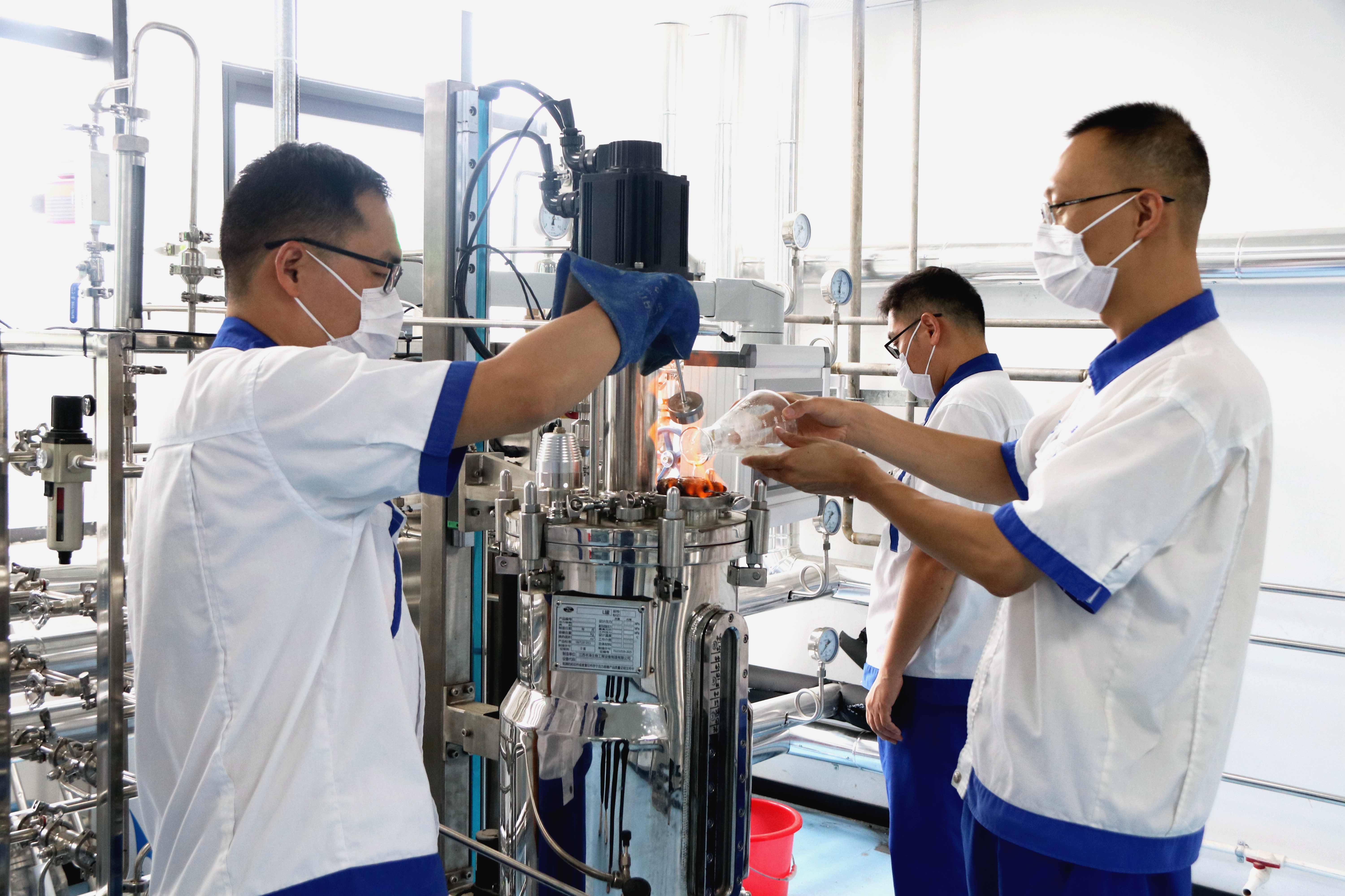 中牧股份胜利生物青年突击队成员张善飞在实验室进行发酵火焰接种.jpg 中牧股份胜利生物青年突击队成员张善飞在实验室进行发酵火焰接种.jpg